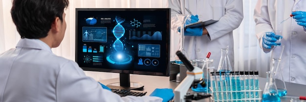 Omistautunut tutkijaryhmä työskentelee edistyneen biotekniikan tietokoneohjelmiston parissa tutkiakseen tai analysoidakseen DNA-dataa tehtyään tieteellisen läpimurron kemiallisessa kokeessa neoteerisessa lääketieteellisessä laboratoriossa