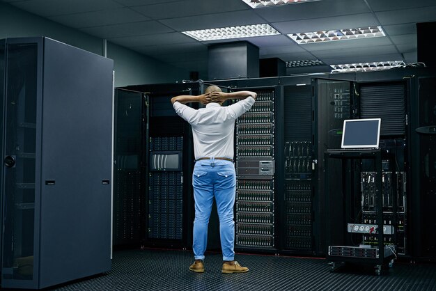 Palvelinhuoneen IT-tuki tai sähköasentaja, jolla on laitteisto-ongelma, on stressaantunut ylläpidon tai häiriöiden aiheuttamasta kriisistä. Hämmentynyt tai huolestunut teknikko tai sähköinsinööri tietotekniikassa
