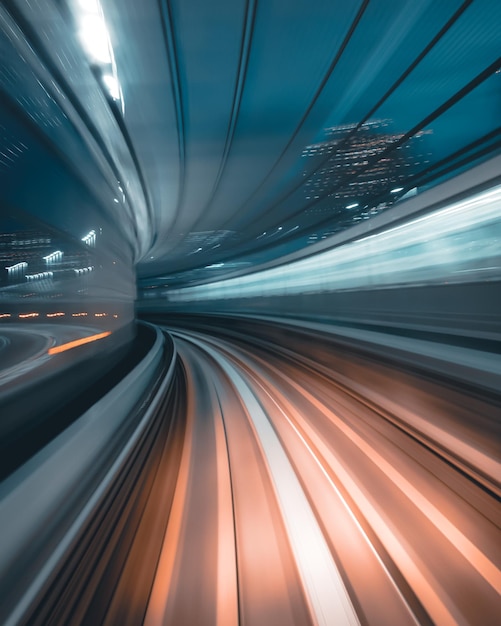 Pitkä valotusaika valojuovista tunnelissa yöllä