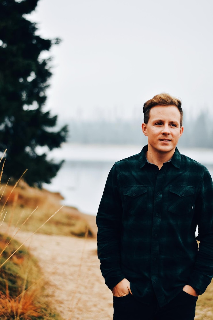Kuva portrait of young man standing against foggy sky