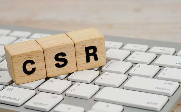 puinen kuutio, jossa on CSR-sana kirjoitettuna tietokoneen näppäimistöllä tuotannon tuotteen käyttö uudelleenkäyttö ja kierrätys