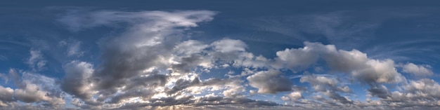 Saumaton 360 asteen panoraamanäkymä auringonlaskun taivaasta iltapilvineen, jossa zeniitti pallomaisessa tasavälisessä projektiossa käytettäväksi 3d-grafiikassa tai pelikehityksessä taivaskuvuna tai muokattavaksi drone-kuvaksi