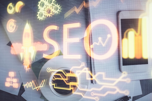 SEO-hologrammipiirroksen kaksoisvalotus työpöydän yläpuolella. Hakukoneoptimoinnin konsepti