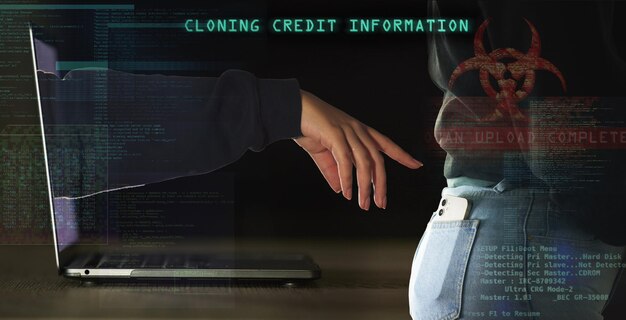 Tietojenkalastelu kyberturvallisuus ja hakkeri kannettavan tietokoneen ja puhelimen kanssa matriisin peittokuvalla kryptosalasanaa ja ohjelmistojen kloonausta varten Tietopetos ja ohjelmointi henkilön kädellä rikos digitaalista ja haittaohjelmia varten