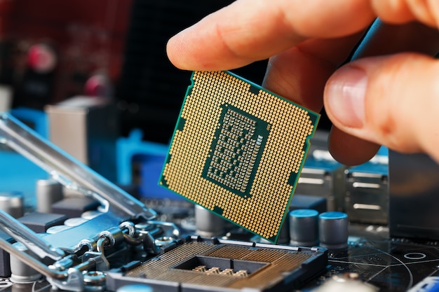 Tietokoneen CPU:n laitteistopäivitys emolevyn komponenttien huolto
