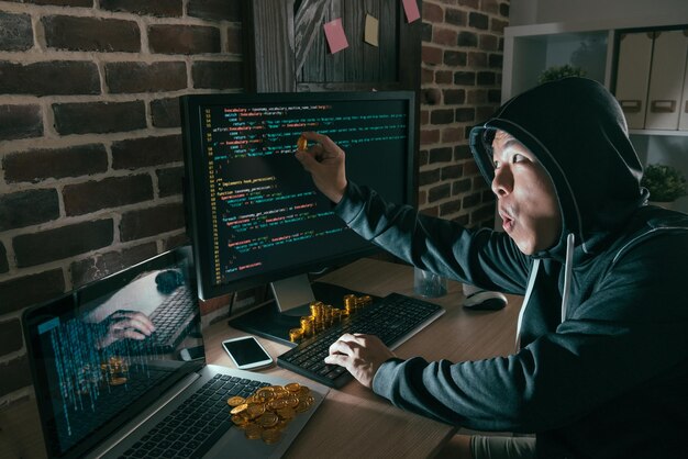 Tietokoneohjelmoija mies käyttää huonoa datavirusa hakkeroidakseen kaikki liiketoiminnan kaupankäyntijärjestelmät ja saadakseen paljon bitcoinlunnaita tuntien jännitystä.