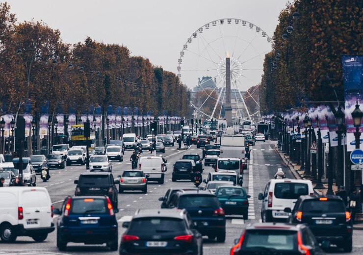 Kuva traffic on road in city against sky