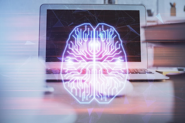 Työpöydän ja tietokoneen kaksoisvalotus ja aivojen luonnos -hologrammi. Aivoriihikonsepti