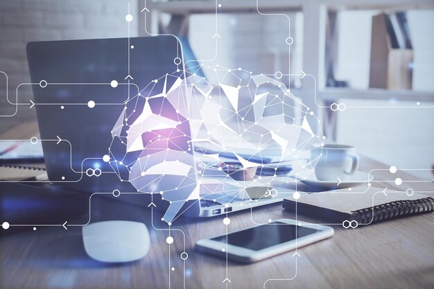 Työpöydän ja tietokoneen kaksoisvalotus ja aivojen luonnos -hologrammi. Aivoriihikonsepti