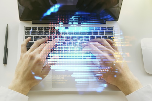 Useita päällekkäisvalotuksia abstraktista graafisesta koodausluonnoksesta, jossa on maailmankartta ja kädet kirjoittavat tietokoneen näppäimistöllä taustalla. Big data- ja verkkokonsepti