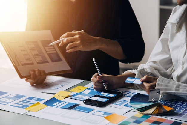 UX-graafinen suunnittelija, luova luonnos, sovelluksen suunnitteluprosessi, kehitysprototyyppi, wireframe verkkoon, matkapuhelimeen, käyttökokemuksen konsepti