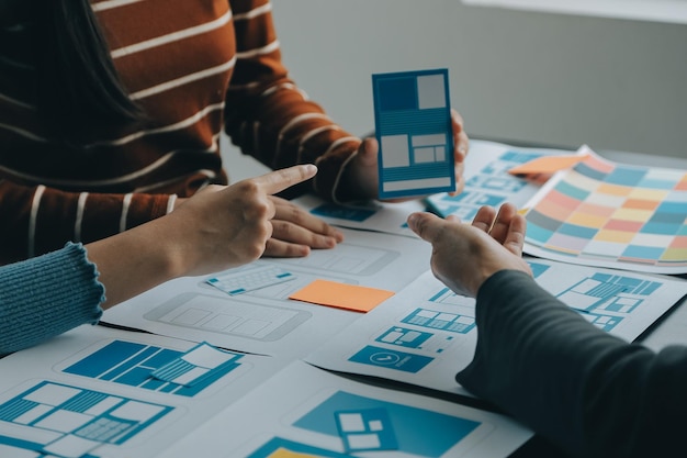 UX Graafinen suunnittelija luova luonnos suunnittelusovelluksen prosessin kehityksen prototyypin wireframe verkkoon matkapuhelin Käyttökokemuskonsepti