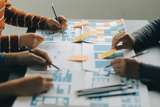 UX Graafinen suunnittelija luova luonnos suunnittelusovelluksen prosessin kehityksen prototyypin wireframe verkkoon matkapuhelin Käyttökokemuskonsepti