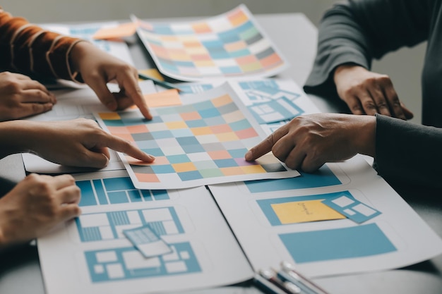 UX Graafinen suunnittelija luova luonnos suunnittelusovelluksen prosessin kehityksen prototyypin wireframe verkkoon matkapuhelin Käyttökokemuskonsepti