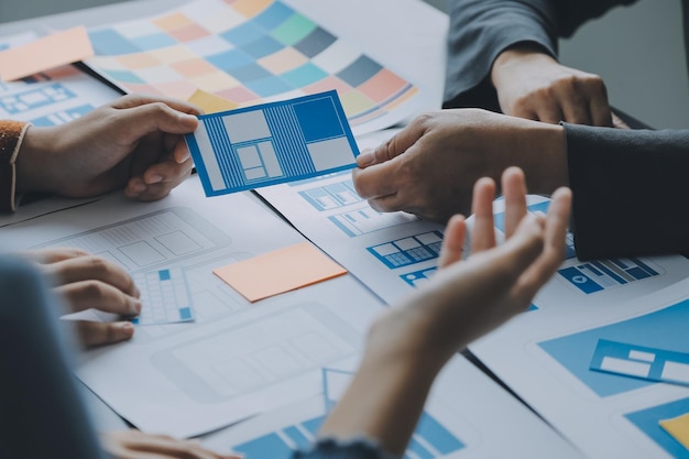 UX Graafinen suunnittelija luova luonnos suunnittelusovelluksen prosessin kehityksen prototyypin wireframe verkkoon matkapuhelin Käyttökokemuskonsepti