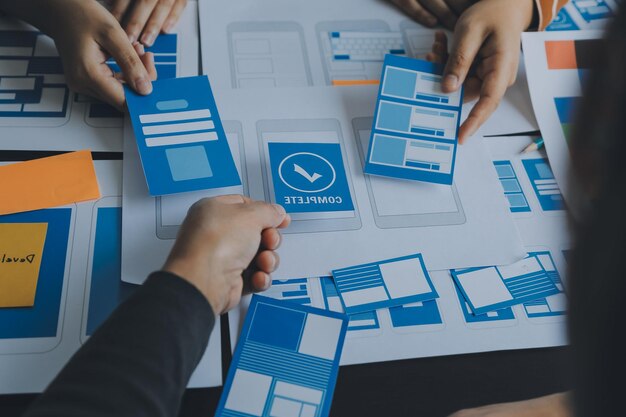 UX Graafinen suunnittelija luova luonnos suunnittelusovelluksen prosessin kehityksen prototyypin wireframe verkkoon matkapuhelin Käyttökokemuskonsepti