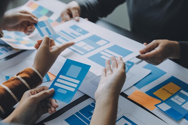 UX Graafinen suunnittelija luova luonnos suunnittelusovelluksen prosessin kehityksen prototyypin wireframe verkkoon matkapuhelin Käyttökokemuskonsepti