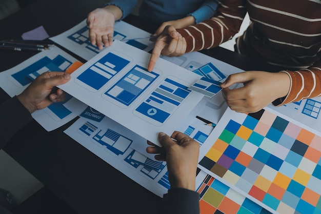 UX Graafinen suunnittelija luova luonnos suunnittelusovelluksen prosessin kehityksen prototyypin wireframe verkkoon matkapuhelin Käyttökokemuskonsepti