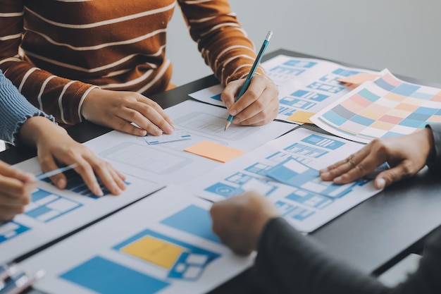 UX Graafinen suunnittelija luova luonnos suunnittelusovelluksen prosessin kehityksen prototyypin wireframe verkkoon matkapuhelin Käyttökokemuskonsepti