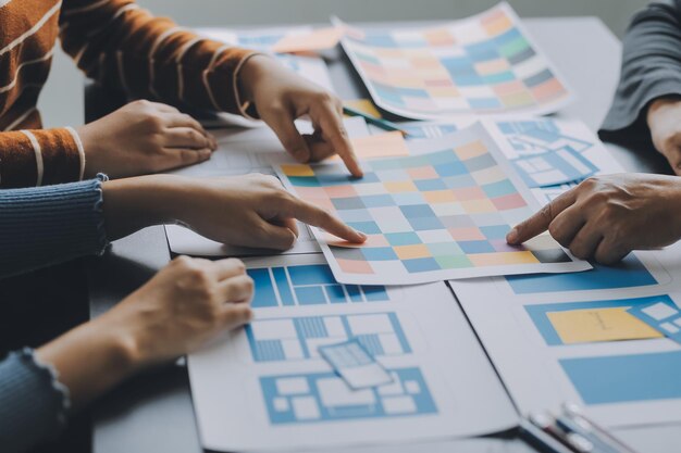 UX Graafinen suunnittelija luova luonnos suunnittelusovelluksen prosessin kehityksen prototyypin wireframe verkkoon matkapuhelin Käyttökokemuskonsepti