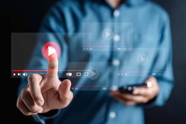 Verkko-opetuksen verkkotunti virtuaalinäytöllä, videon katsominen internetin webinaarissa, verkko-opetus internetissä, verkko-opetus, oppiminen verkossa webinaarin ja videotutoriaalin avulla