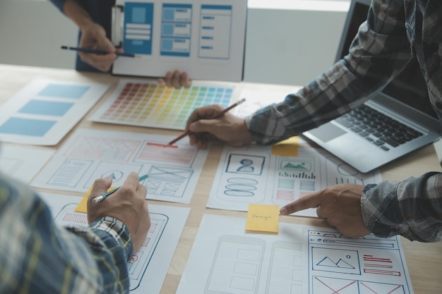 Verkkosivuston suunnittelija Luova suunnittelusovelluksen kehitysluonnos piirustus mallipohjan ulkoasu kehikko wireframe design studio Käyttökokemuskonsepti