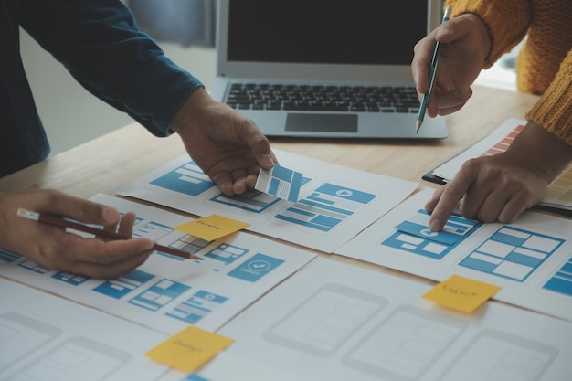 Verkkosivuston suunnittelija Luova suunnittelusovelluksen kehitysluonnos piirustus mallipohjan ulkoasu kehikko wireframe design studio Käyttökokemuskonsepti