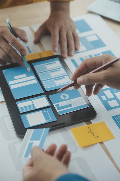 Verkkosivuston suunnittelija Luova suunnittelusovelluksen kehitysluonnos piirustus mallipohjan ulkoasu kehikko wireframe design studio Käyttökokemuskonsepti