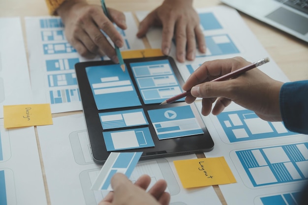 Verkkosivuston suunnittelija Luova suunnittelusovelluksen kehitysluonnos piirustus mallipohjan ulkoasu kehikko wireframe design studio Käyttökokemuskonsepti