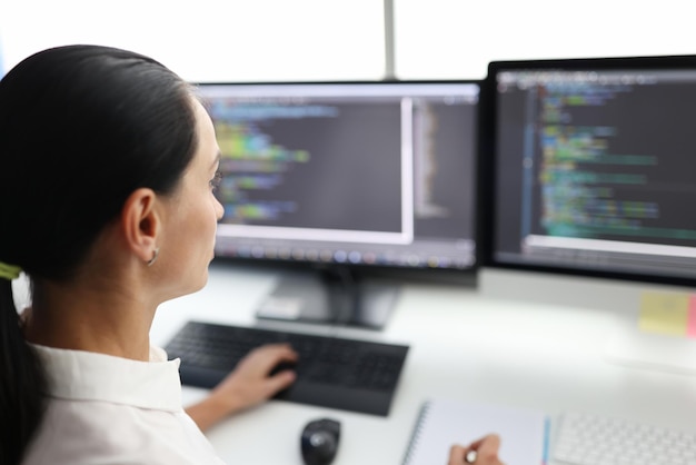 Woman broker is working on computer in field of stock exchange investment businesswoman trading