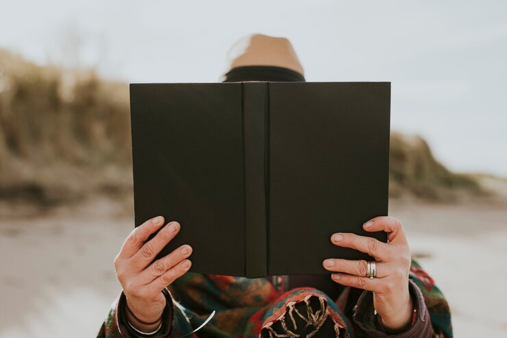 Kuva woman enjoying her reading hobby outdoors