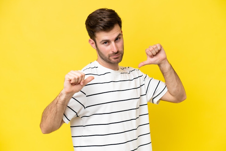 Kuva young caucasian man isolated on yellow background proud and selfsatisfied