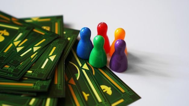 01-09-2020 Minsk, Wit-Rusland Bordspel Monopoly met geld en plastic chips. Geen logo's of zichtbare merken - roze achtergrond