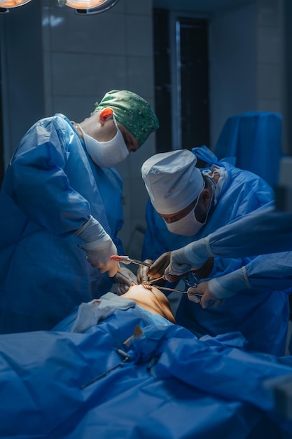 02024 Vinnytsia Oekraïne twee trauma chirurgen werken aan de reconstructie van het kniegewricht van een patiënt op de operatietafel
