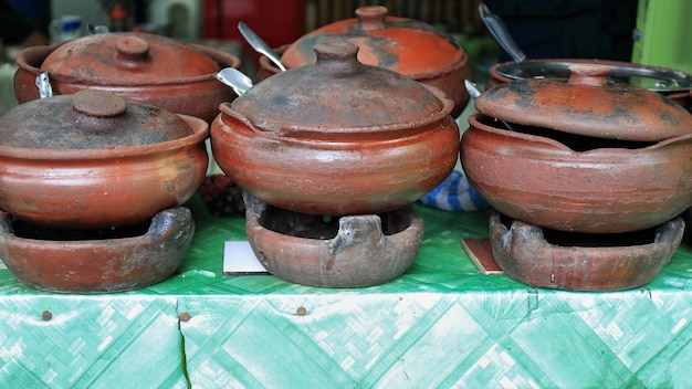 0246 準備された食料を販売する粘土の鍋 - ヴィラロン通りバギオ・フィリピンの食堂のウィンドウショップ