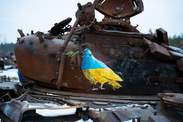 03022023 Irpin Oekraïne Vernietigde tank met een afbeelding van een blauwgele duif erop