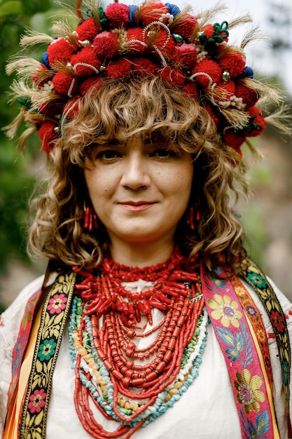 040622 Винница Украина портрет красивой женщины в тканом этническом украинском национальном платье с вышивкой и природой на фоне украинских садов