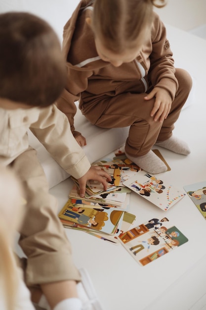 ウクライナ ヴィニツァ 幼稚園児のグループ教育用木製のおもちゃとカードで遊ぶ
