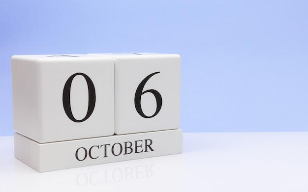 06 oktober. Dag 6 van de maand, dagelijkse kalender op witte tafel