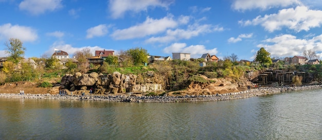 07.11.2020. Oeman, Oekraïne. Fontein in het fantasiepark Nova Sofiyivka, Uman, Oekraïne, op een zonnige herfstdag