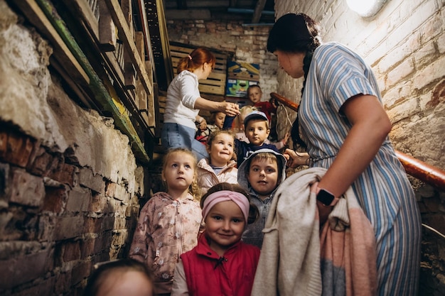 070722 Irpin Oekraïne evacuatie van kinderen tijdens de Russische oorlog tegen Oekraïne Het gezin verstopt zich in de kerker voor luchtaanvallen