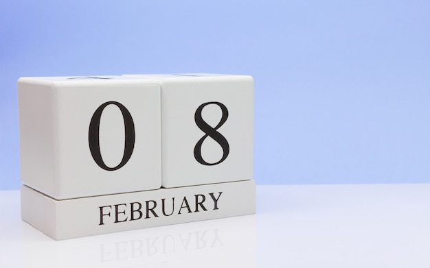 08 februari. Dag 08 van de maand, dagelijkse kalender op witte tafel.