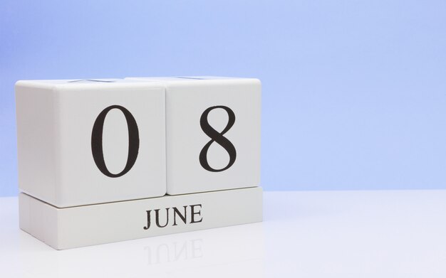 08 juni. Dag 8 van de maand, dagelijkse kalender op witte tafel