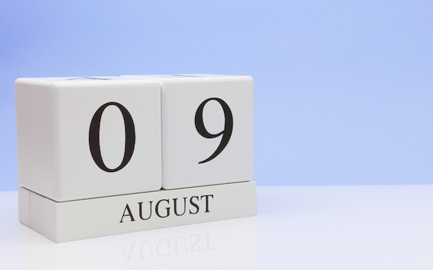 09 augustus. Dag 9 van de maand, dagelijkse kalender op witte tafel