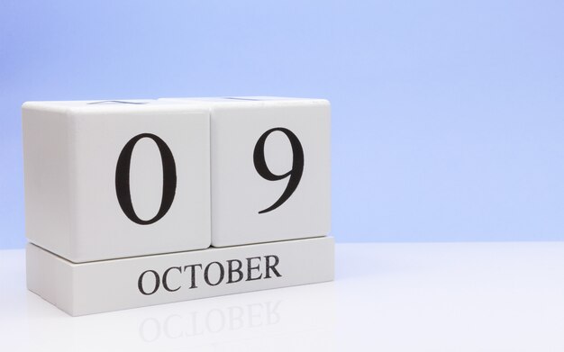 09 oktober. dag 9 van de maand, dagelijkse kalender op witte tafel