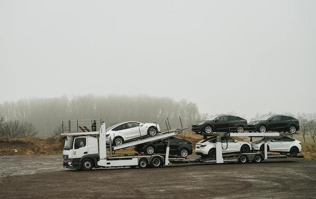 09042023 Europa Duitsland Autotransporter vervoert Tesla Model X-auto's