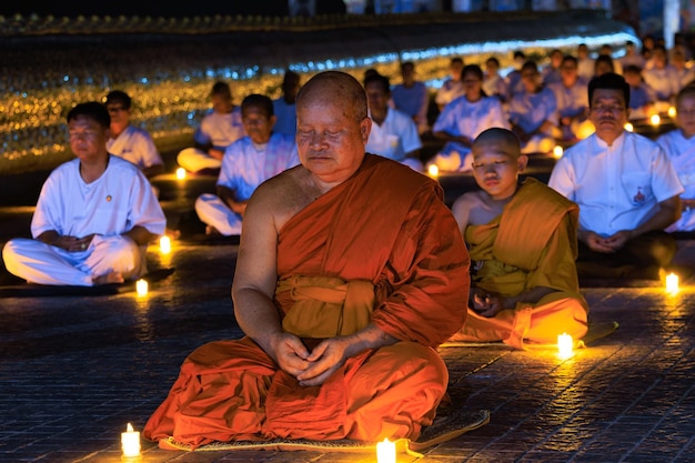 1 april 2023 Thaise monniken en veel mensen mediteren 's avonds in Wat Ban Rai Nakhon Ratchasima Thailand