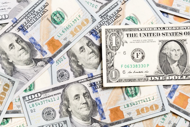 1 banconota in dollari su varie banconote in dollari usa vista dall'alto del concetto di business su sfondo con spazio di copia