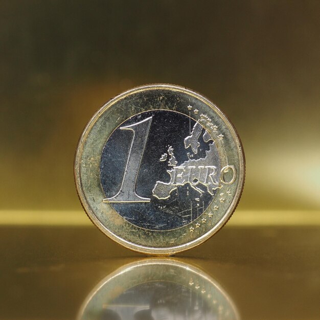 골드 배경 위에 1 유로 동전 유럽 연합
