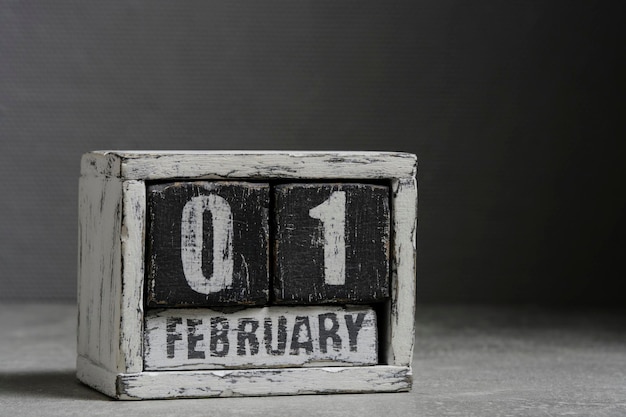 1 februari op een houten kalender op een donkergrijze achtergrond